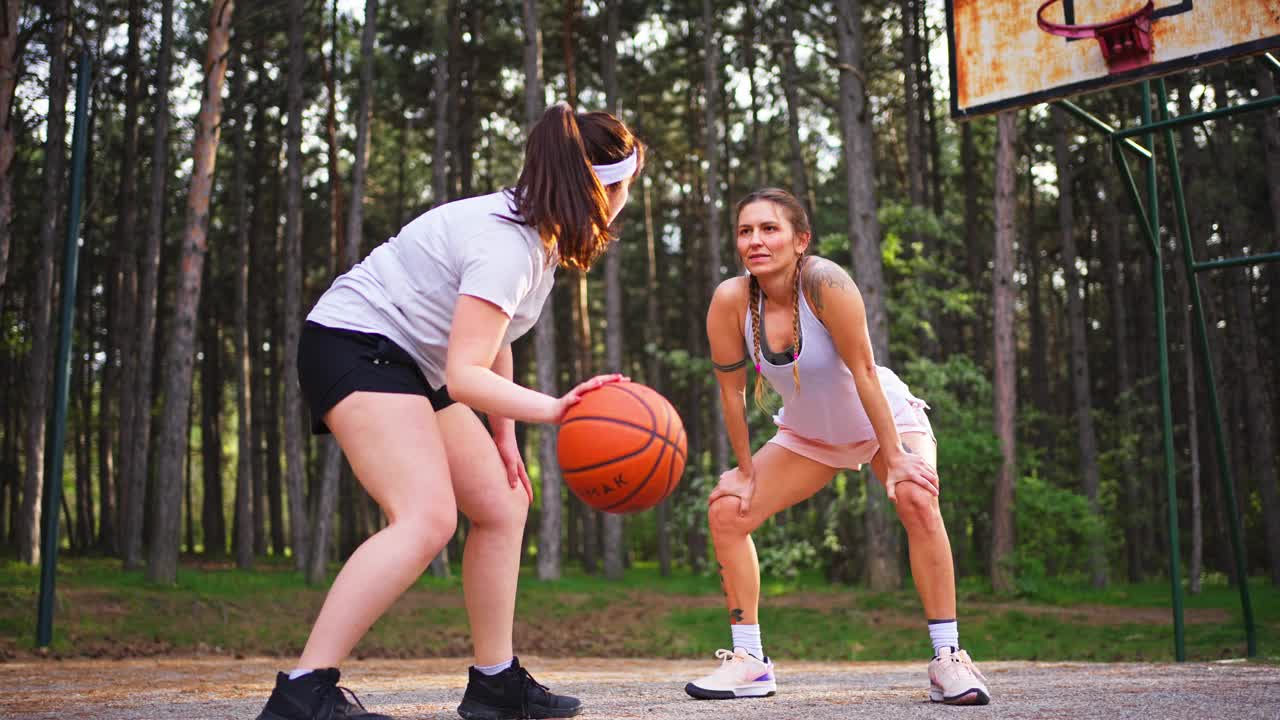 一个大学生和一个中年妇女在他们之间打篮球视频下载