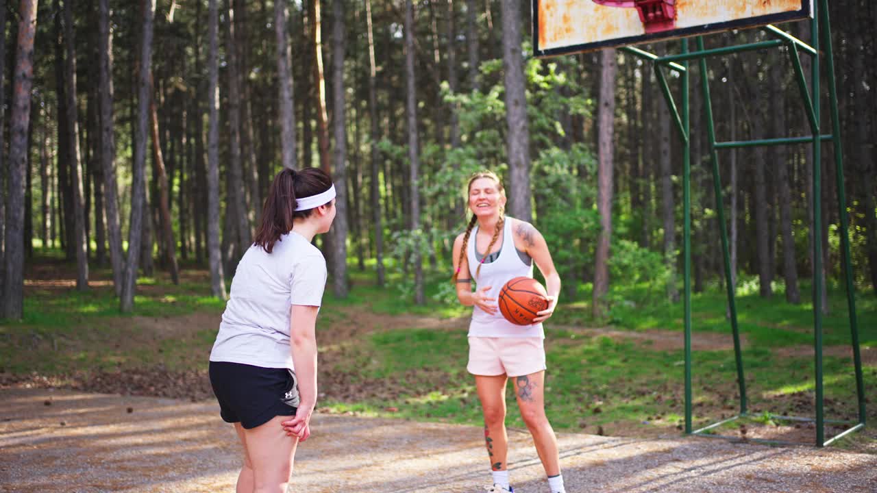一个大学生和一个中年妇女在他们之间打篮球视频下载