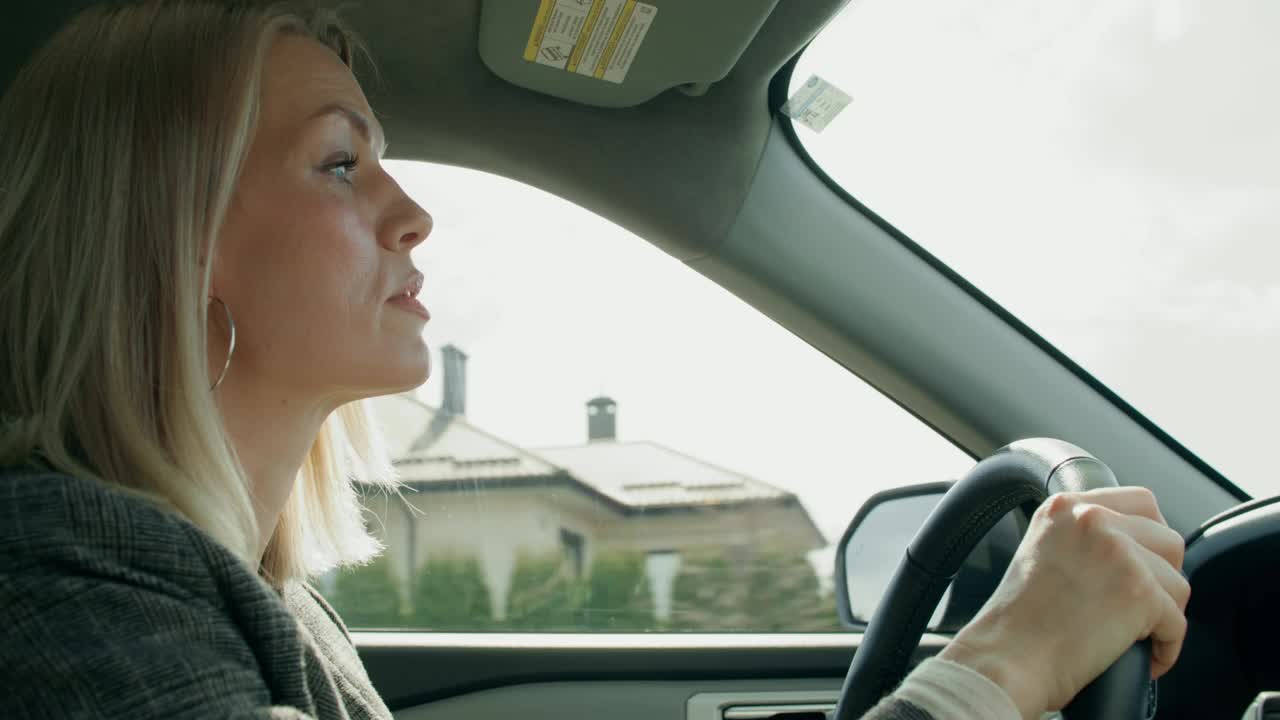 一个女人正在开车视频素材