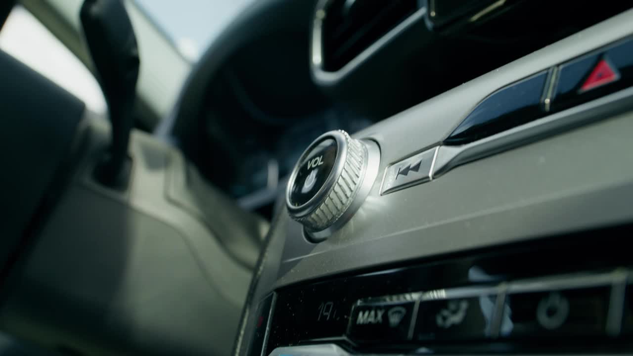 手可以控制车内的音乐音量视频下载