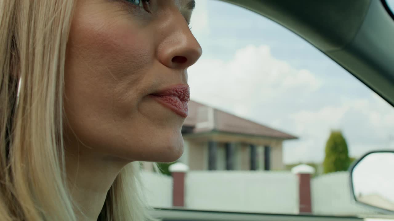 一个女人在车里涂嘴唇视频下载