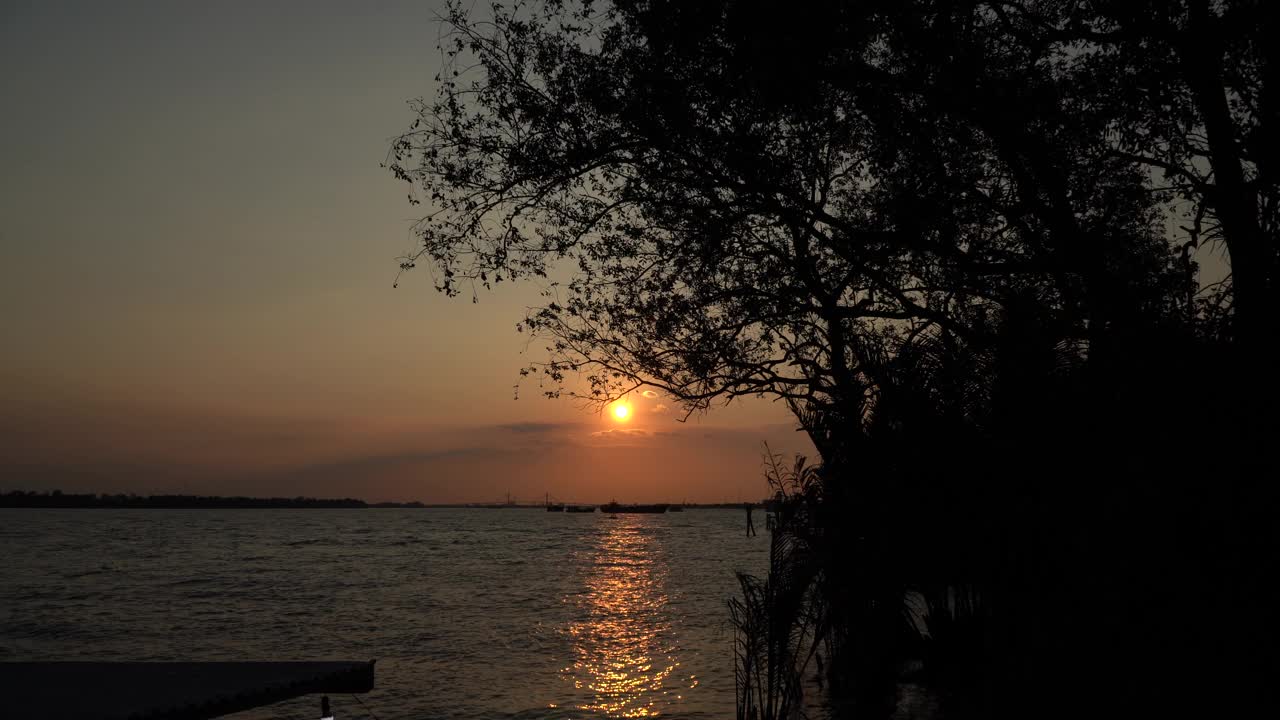 湄公河上的黎明，天河的航拍视频，天江省湄公河的支流视频下载