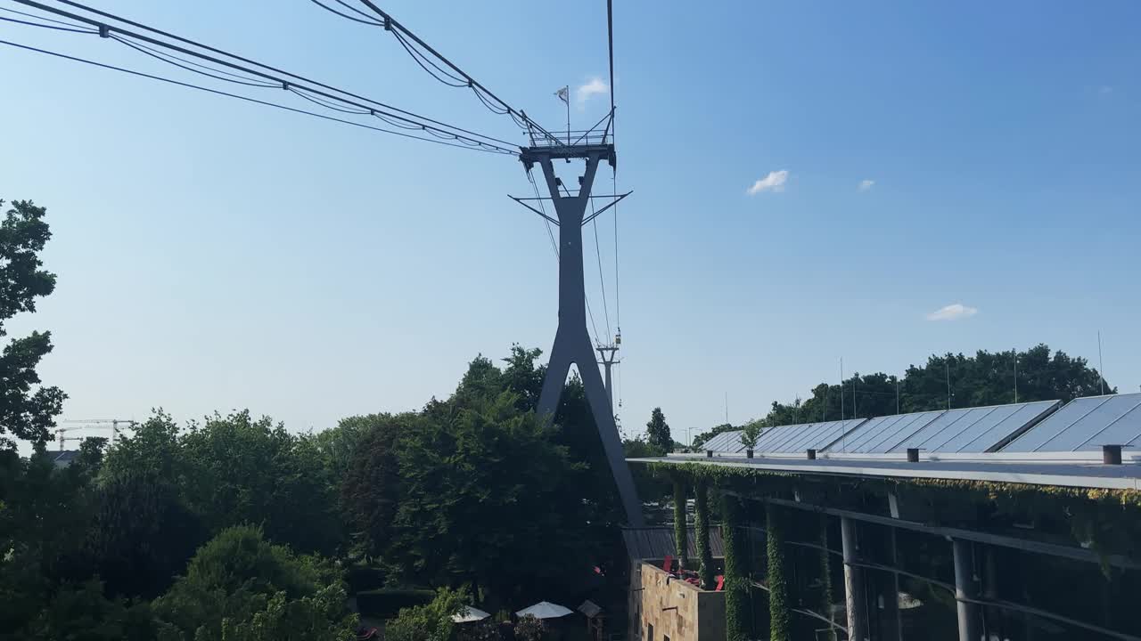 在德国科隆，乘坐缆车将游客从莱茵公园的车站运送到莱茵河上的动物园视频下载