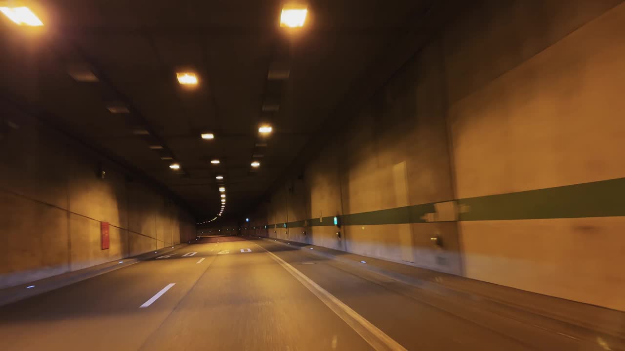 德国杜塞尔多夫地下隧道街道上的Pov驱动器视频下载