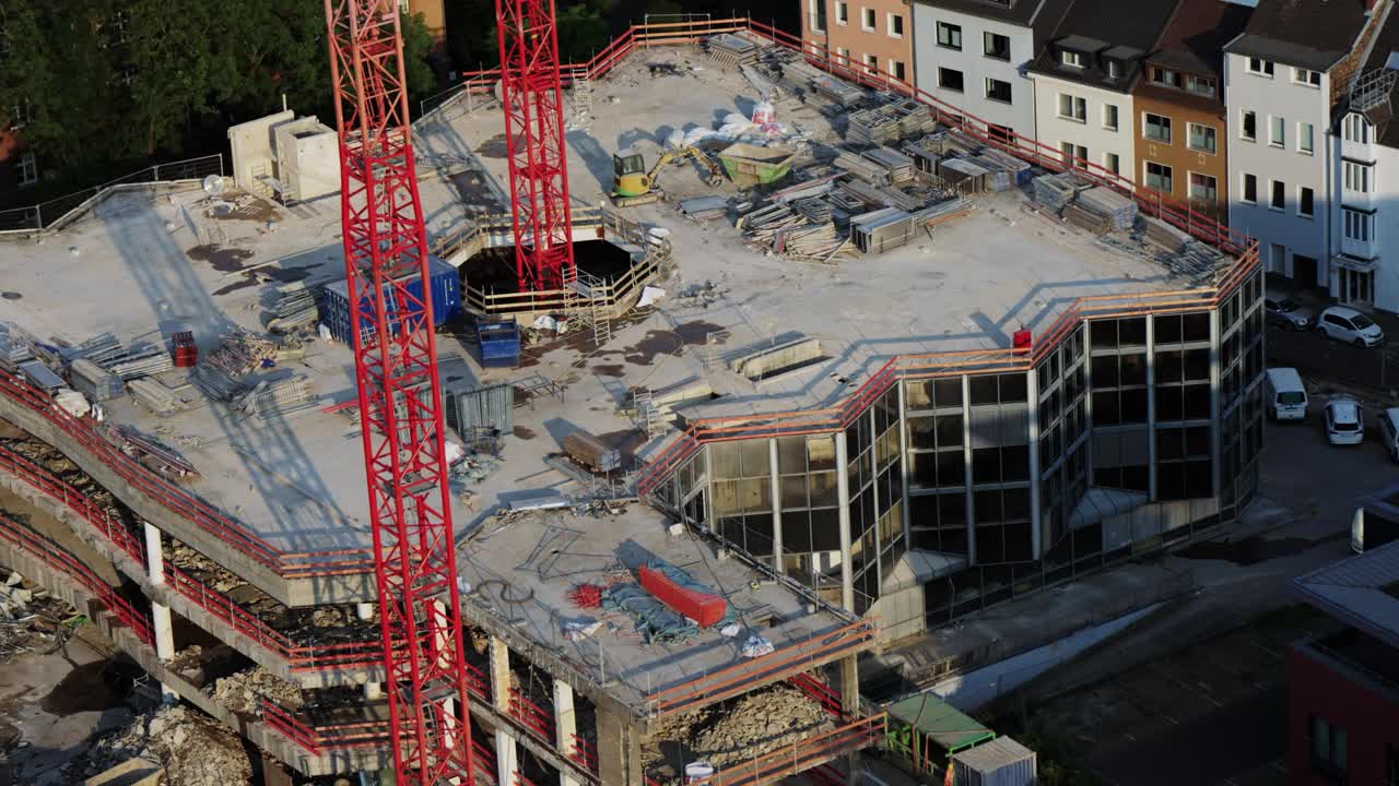 德国科隆市中心新建筑工地的起重机鸟瞰图。工业和房地产的概念视频下载