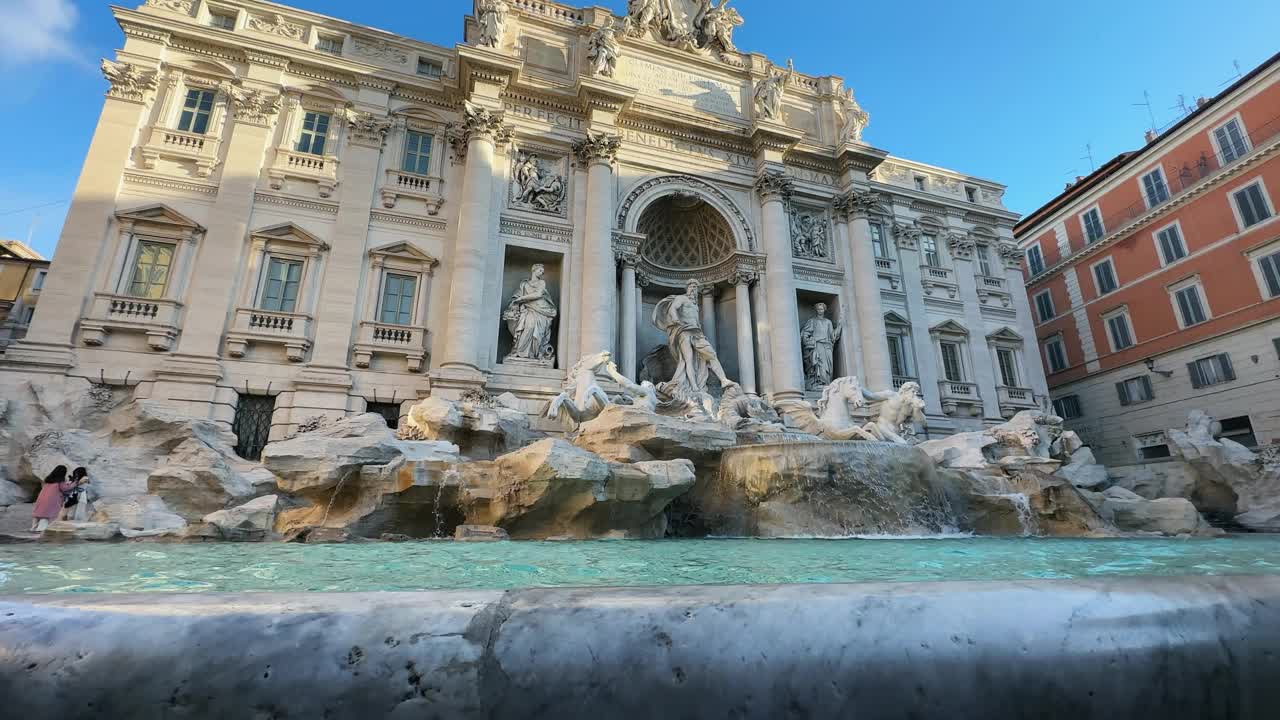 特雷维喷泉是意大利罗马特雷维区的一个喷泉。它是罗马最大的巴洛克喷泉，也是吸引游客参观罗马的最著名的喷泉之一。视频下载
