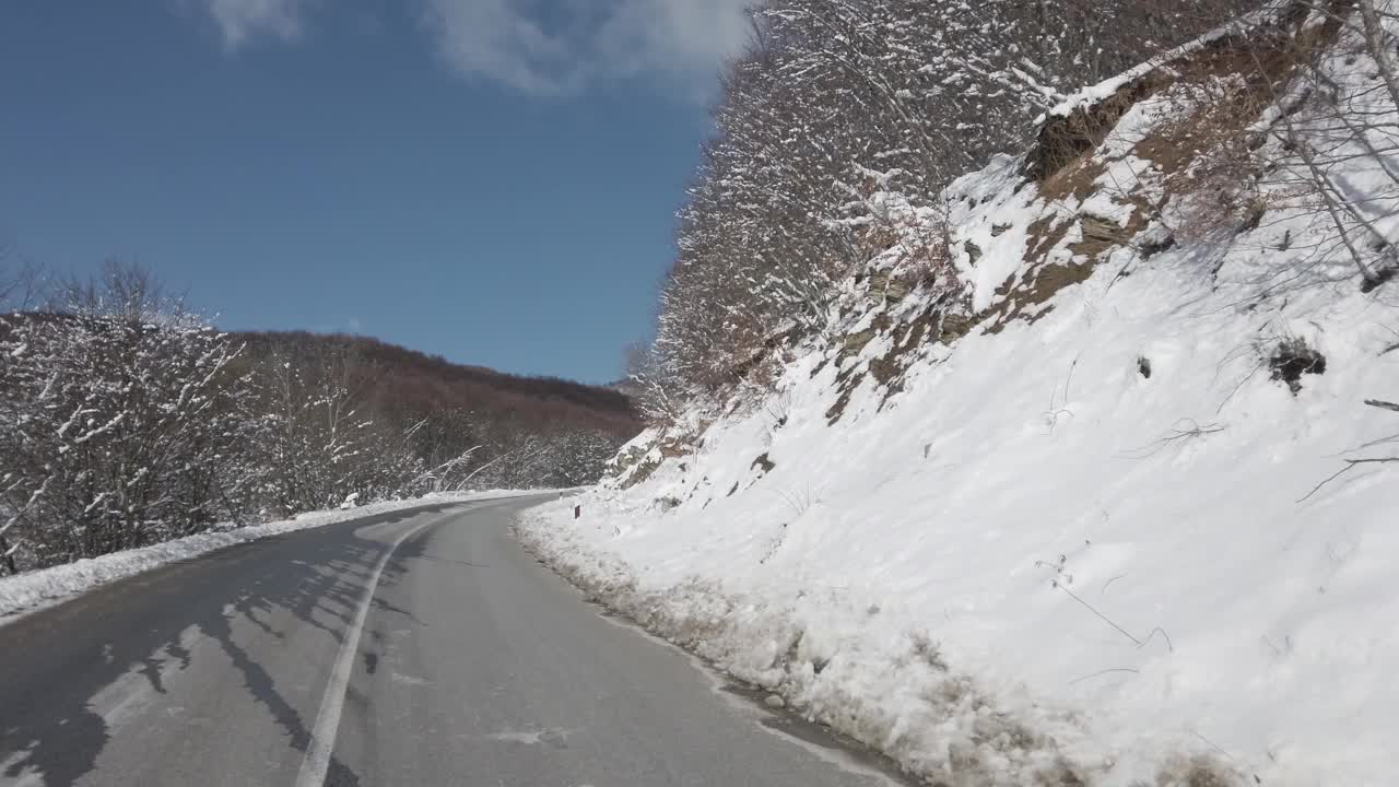 冬天开车在美丽的雪林山路上视频下载
