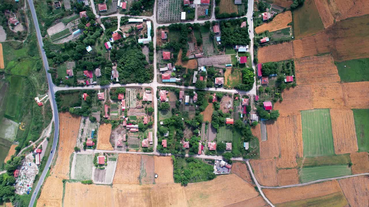 马其顿的传统村庄，用卫星图像的方式向下看，房子看起来像一个微型村庄视频下载