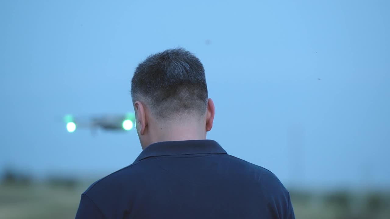 年轻工程师驾驶无人机飞过建筑工地。利用无人机(UAV)在土木工程项目中进行土地和建筑现场测量视频下载