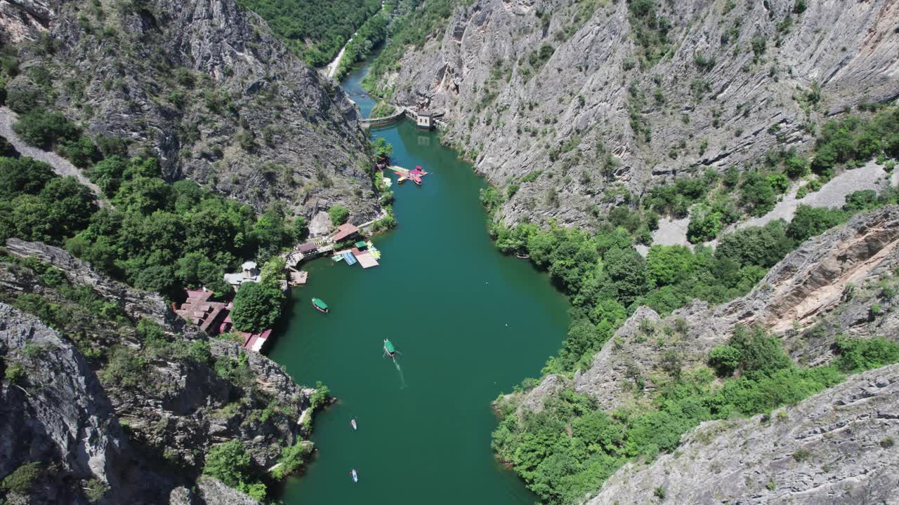 空中无人机拍摄的斯科普里周围Matka峡谷的湖泊。马其顿是一个美丽的旅游胜地，视频下载