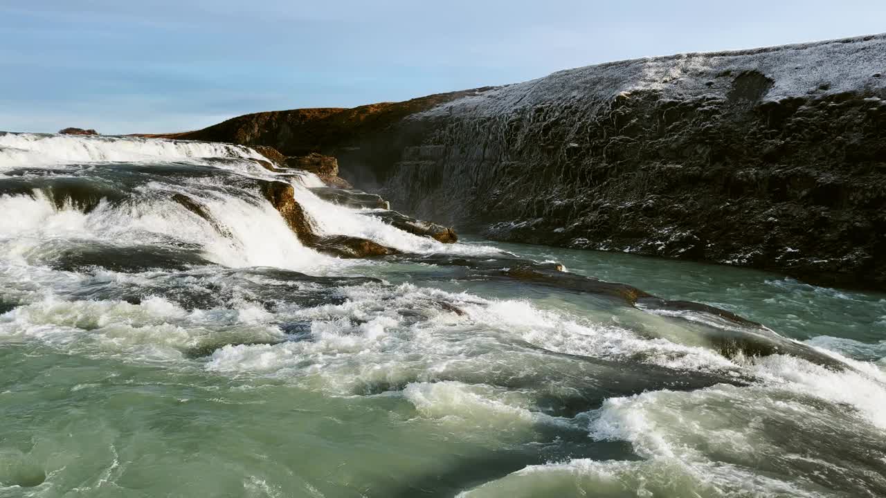 令人惊叹的自然景观，冰岛的金色瀑布视频下载