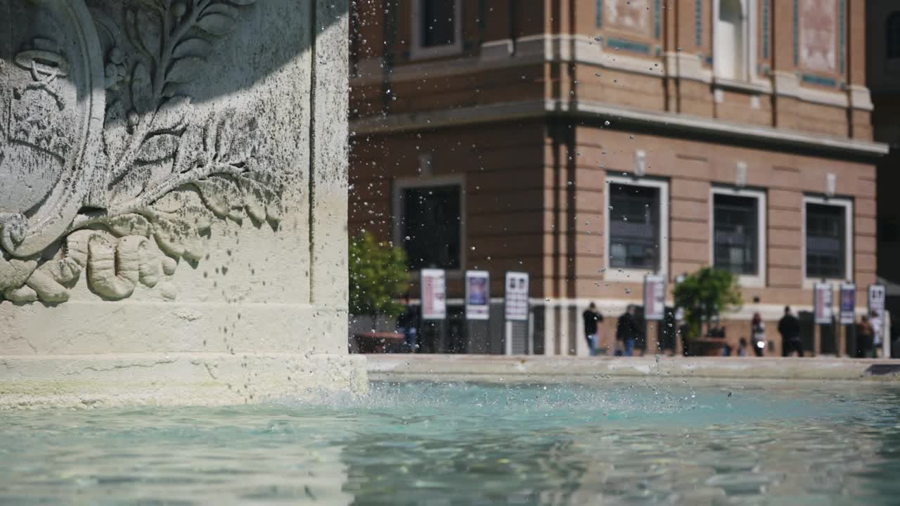 在达芬奇的Pinacotheca艺术画廊大楼和梵蒂冈博物馆的广场花园建立喷泉水花的慢动作镜头，选择性聚焦视频下载