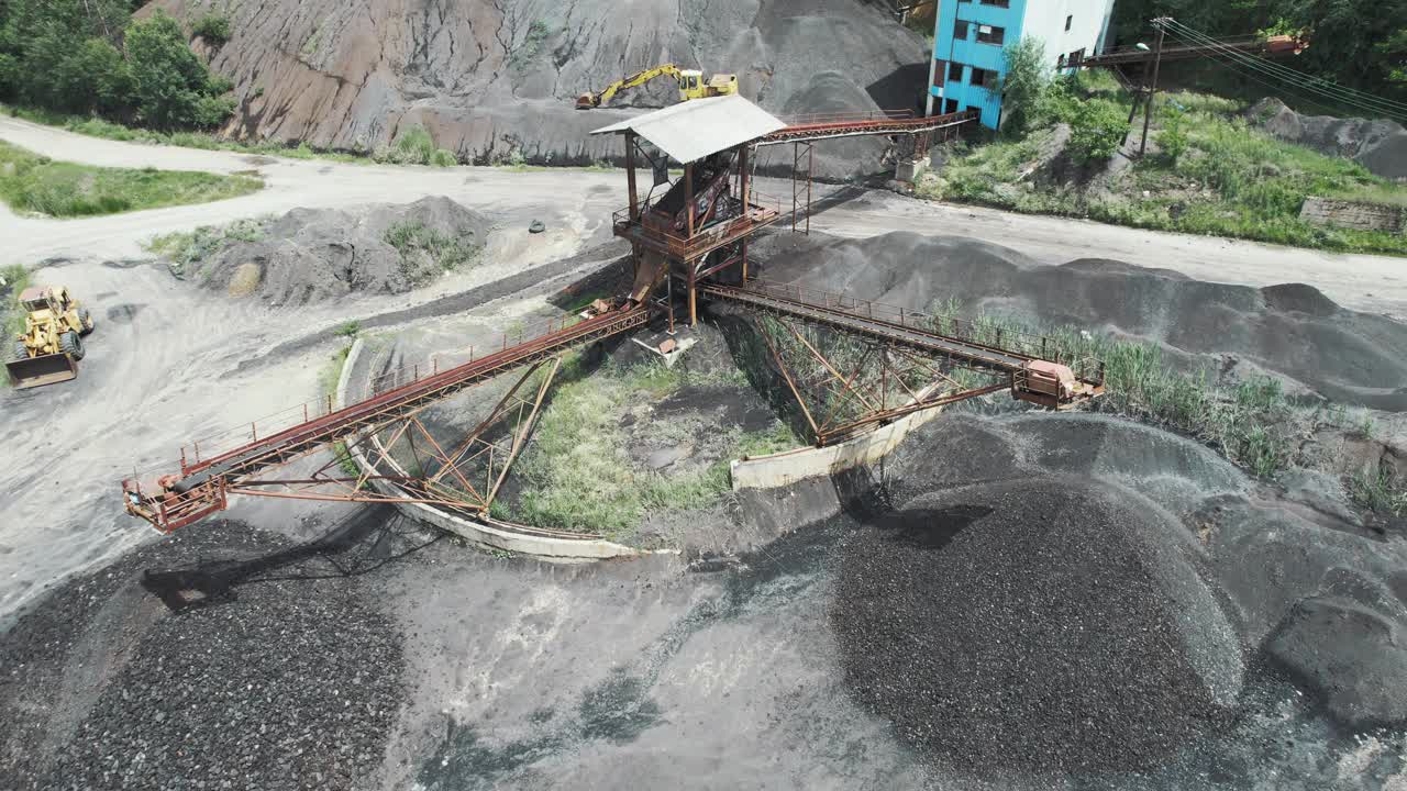 煤矿用输送带运输矿石碎块，航拍无人机视图视频下载