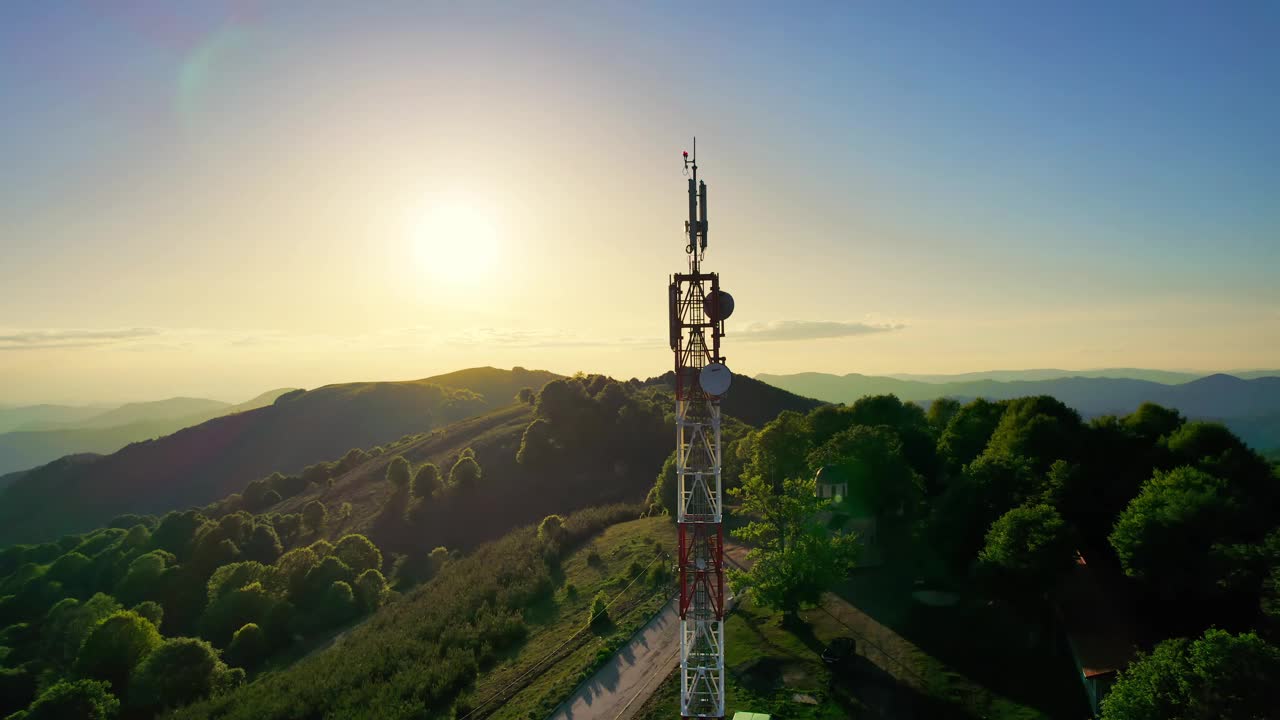在美丽的橙色日落背景下，高山高海拔的高电信基站天线视频素材