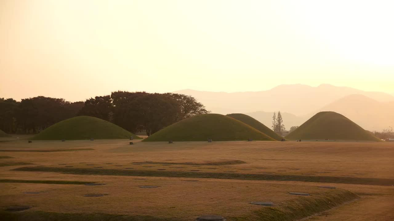 庆州新罗王陵，日落时的古慕里皇家公园视频下载