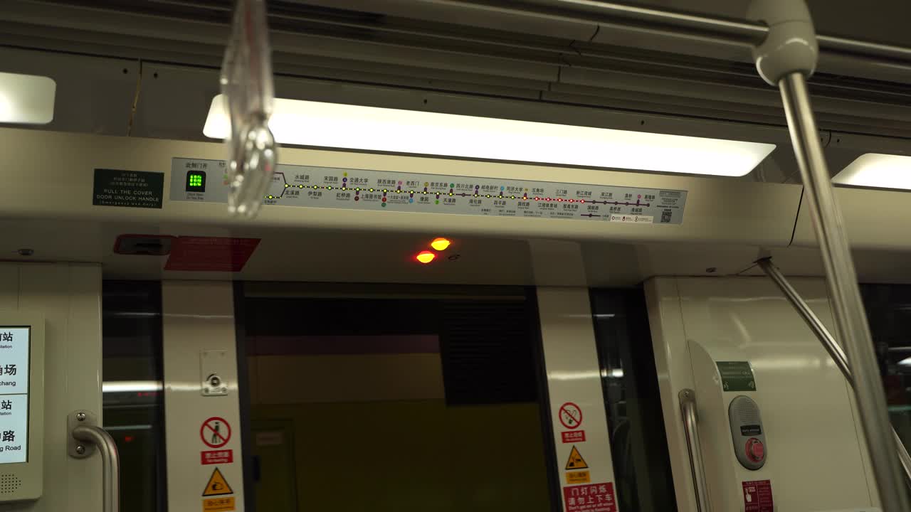 中国上海，地铁在高架道路上运行视频下载