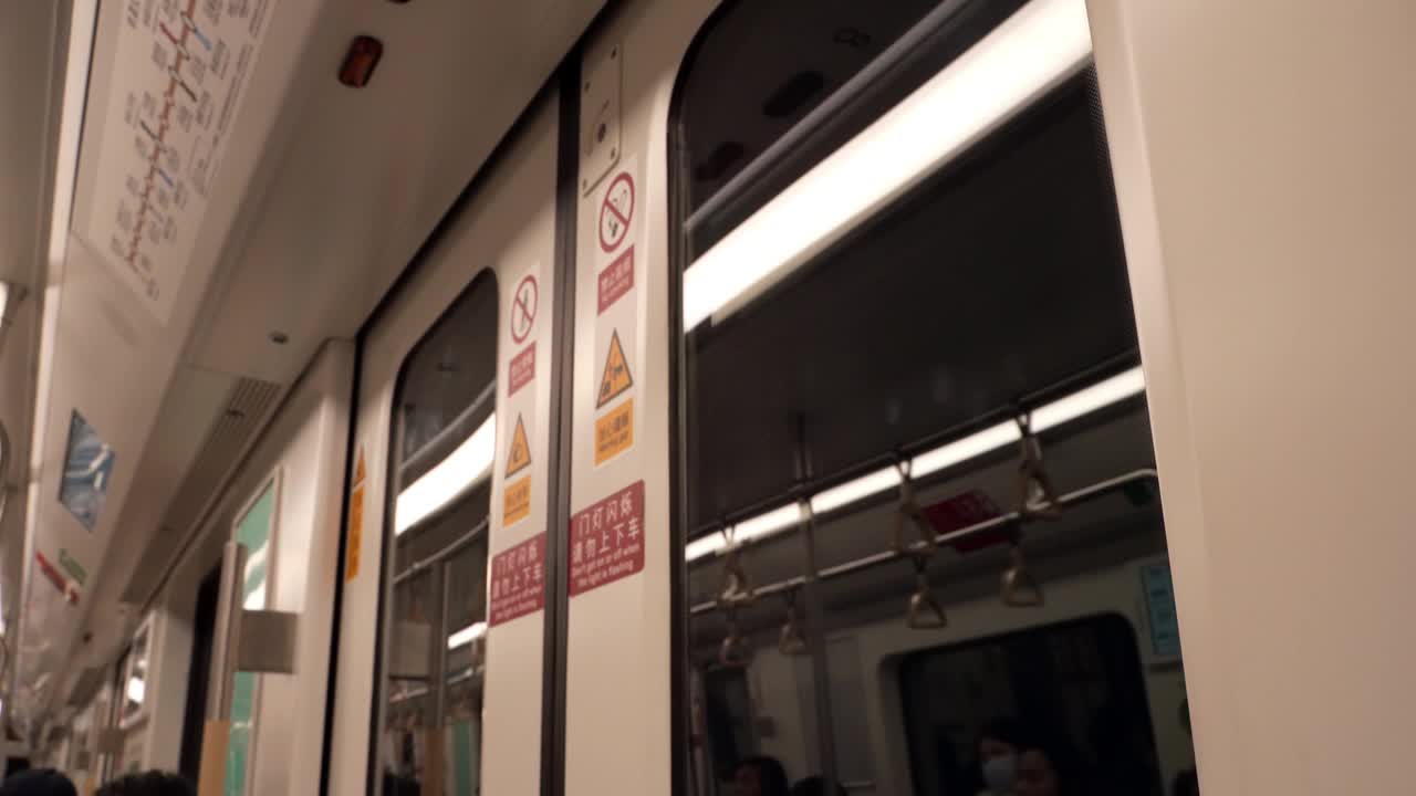 中国上海，清晨乘坐地铁，空无一人视频下载