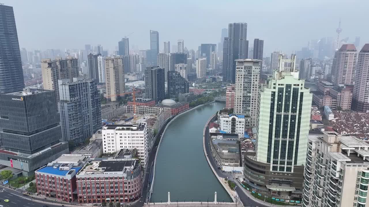 阳光明媚的上海城市，市中心的现代建筑，上海苏州河的高角度景观。视频下载