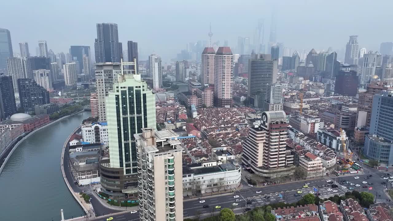 阳光明媚的上海城市，市中心的现代建筑，上海苏州河的高角度景观。视频下载