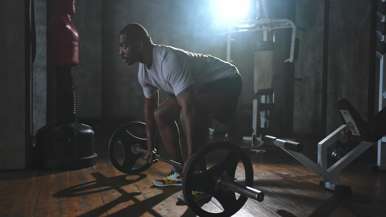 健身运动健康的生活方式，非裔美国人健美运动员举重运动员举杠铃在健身房做重硬举举重运动锻炼肌肉做运动锻炼的男人视频下载