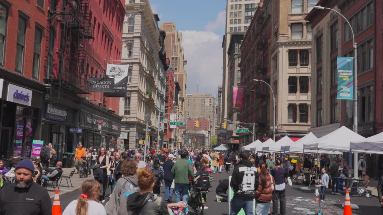 在纽约联合广场公园举行的“开放街道:无车地球日”活动中，人们走在百老汇大街上视频下载