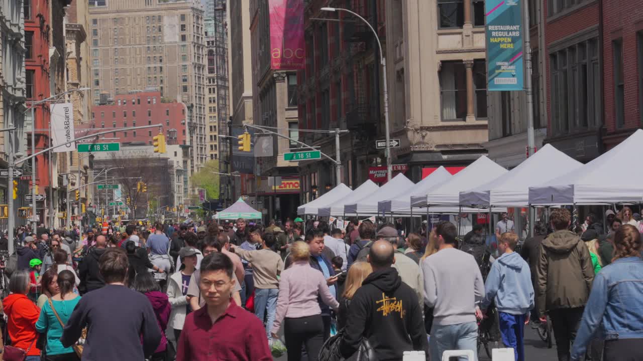 在纽约联合广场公园举行的“开放街道:无车地球日”活动中，人们走在百老汇大街上视频下载