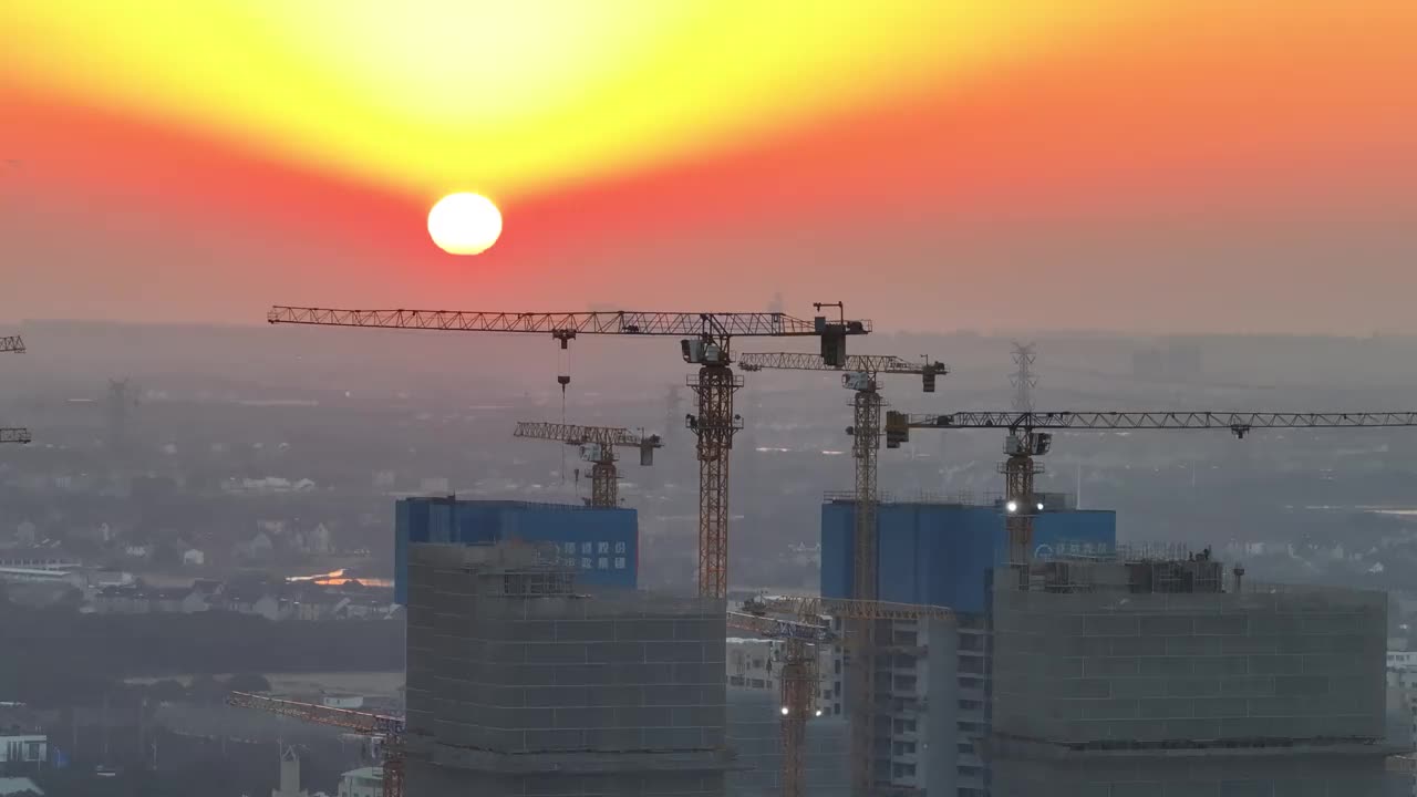 工业建筑起重机和建筑物的剪影在日出的太阳。浦东,上海视频下载