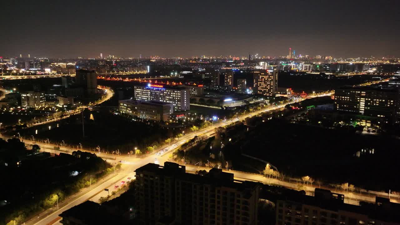 日出时的上海浦东城市天际线，背景是陆家嘴金融中心视频下载