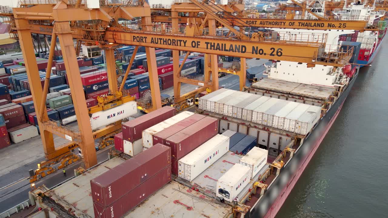 集装箱港集装箱船停泊和装货鸟瞰图视频素材