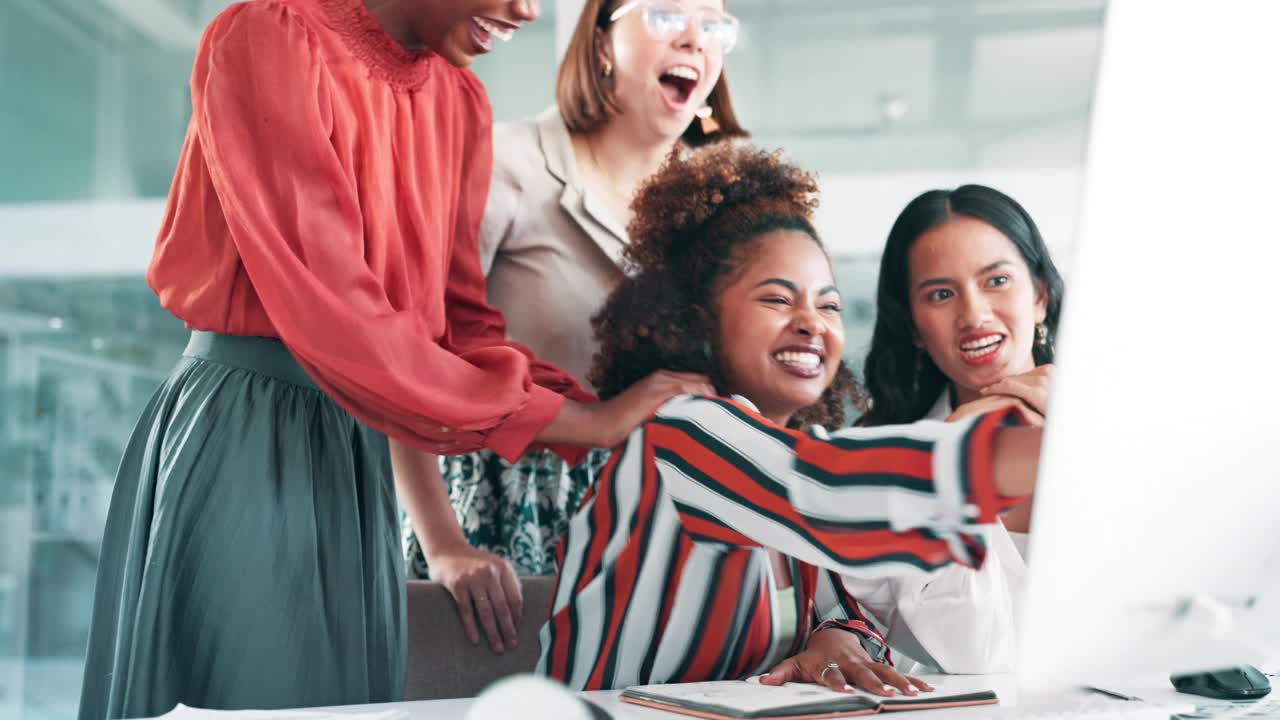 商务会议，女人在办公室里通过电脑和成功的项目管理鼓掌。团队合作，多元化，为公司发展而兴奋，为电子邮件反馈而鼓掌和庆祝视频下载