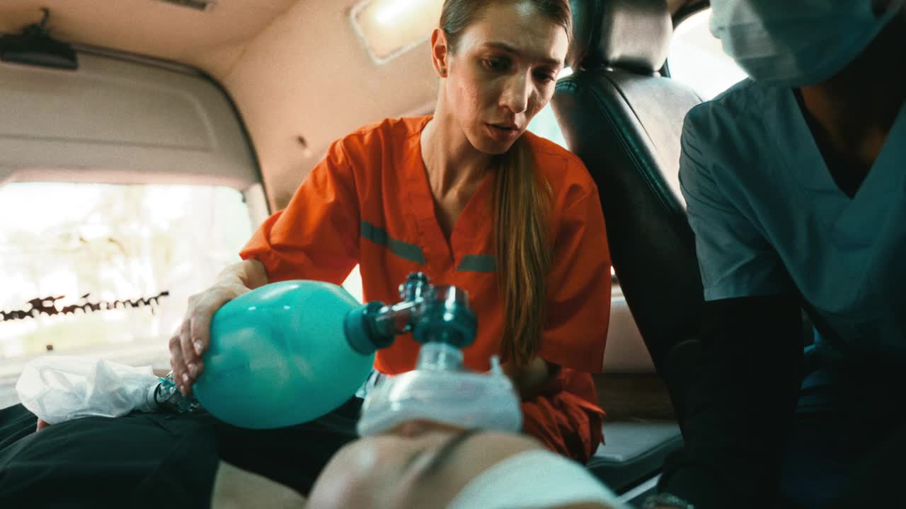 医疗援助之旅:救护车现场护理人员支持病人的舒适和安全。视频下载