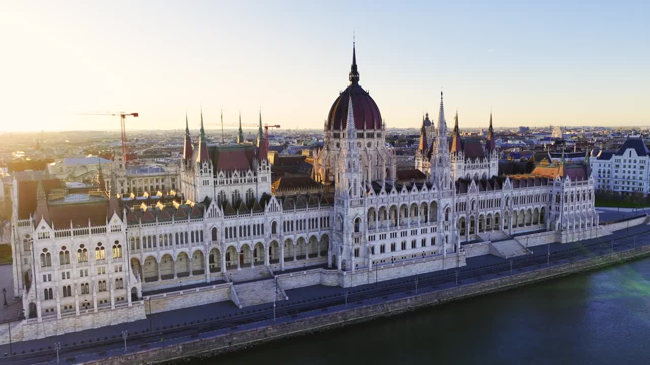 日出时的布达佩斯匈牙利议会鸟瞰图，黄金时刻的匈牙利议会鸟瞰图，世界上最著名的议会大厦，布达佩斯议会大厦鸟瞰图视频下载