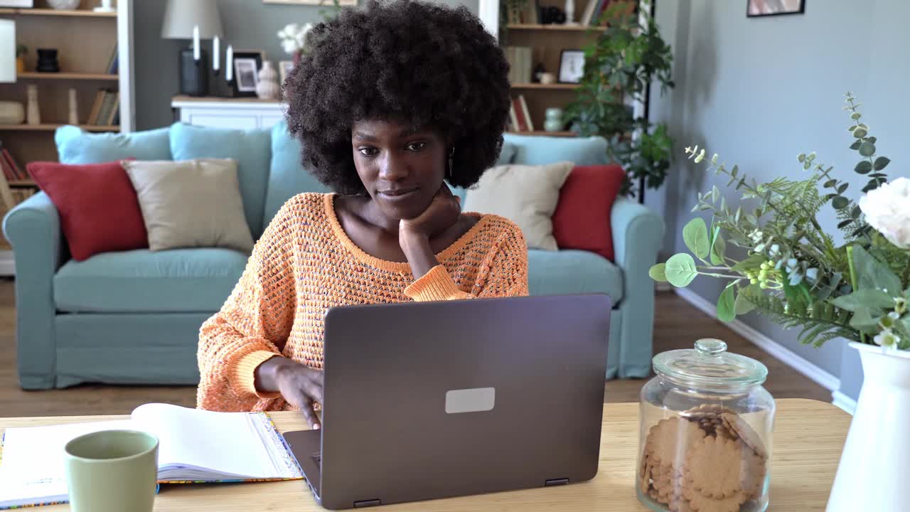 一个女人一边喝咖啡一边在笔记本电脑上聊天视频素材