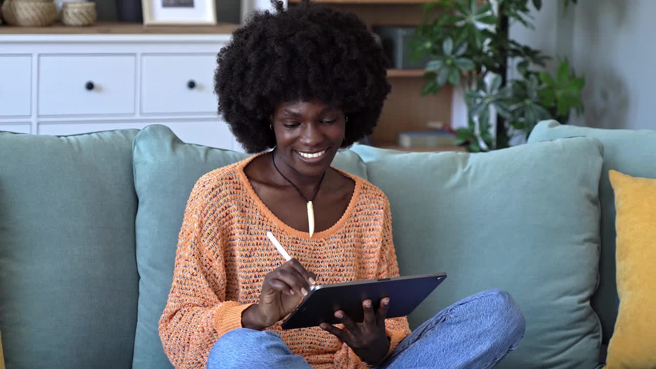 在家里使用平板电脑时微笑的女人视频下载