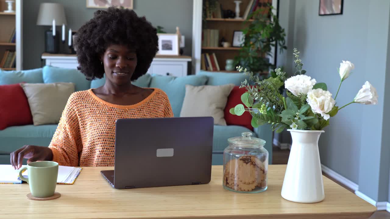 妇女使用笔记本电脑进行电子学习视频下载