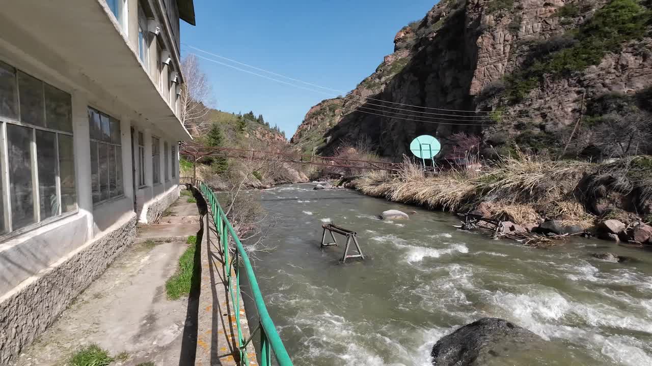 河流在春天的峡谷里流动视频下载