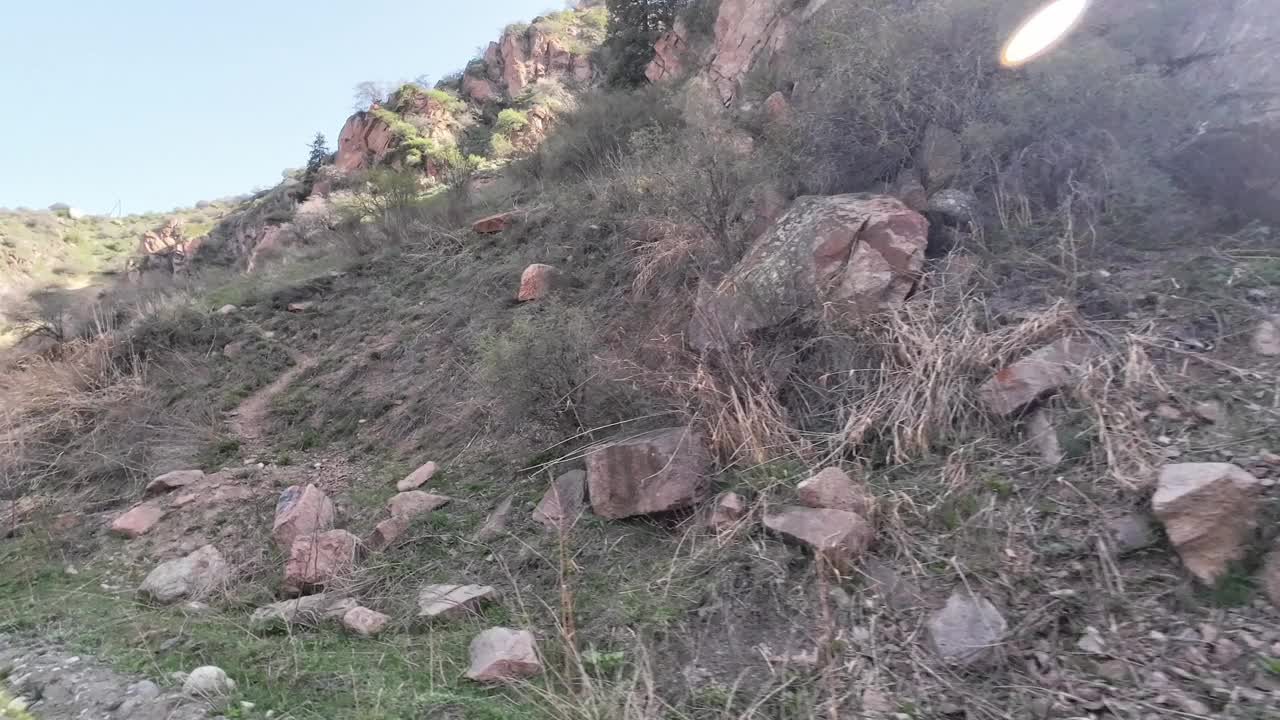 春天穿过峡谷的路视频下载