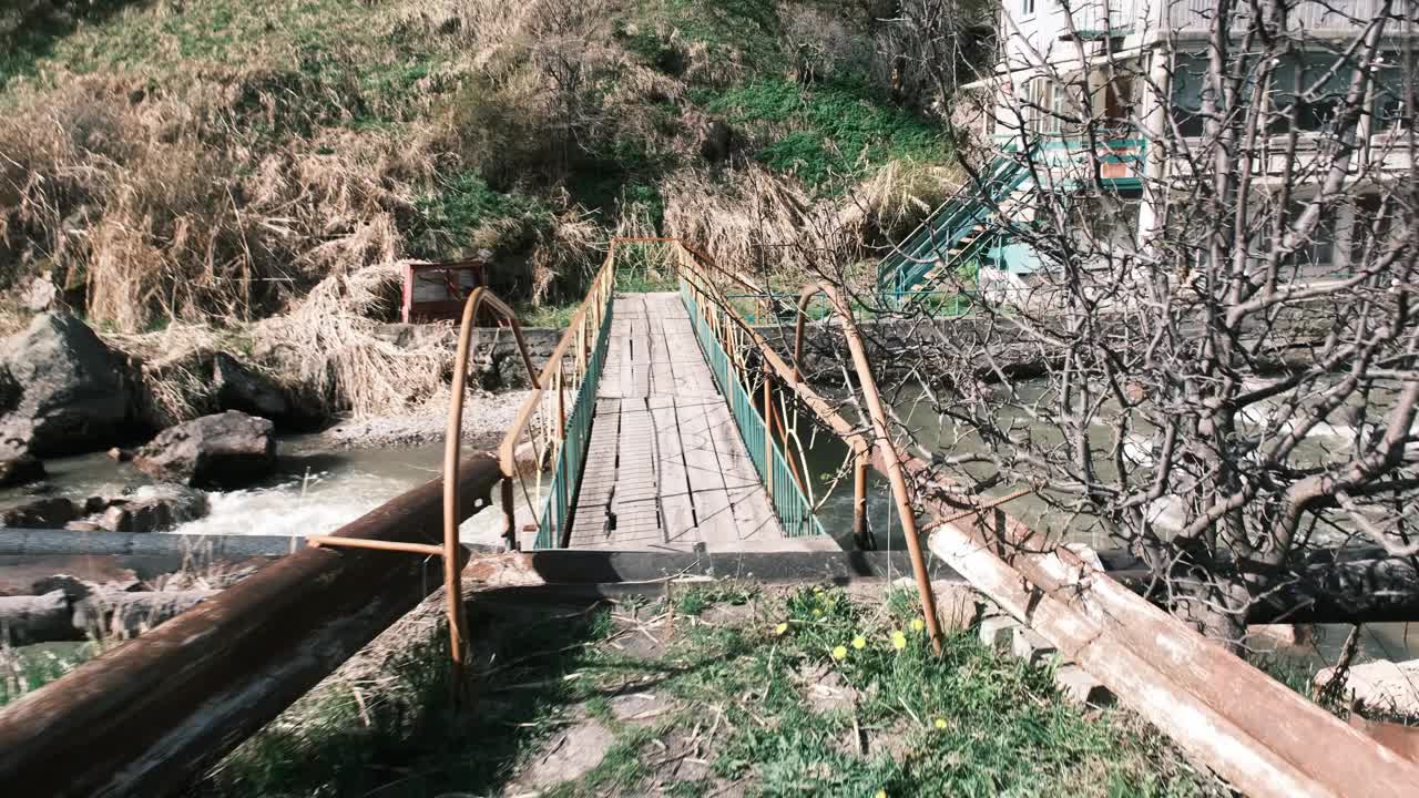 山河上的桥梁通往废弃的旧旅馆视频下载