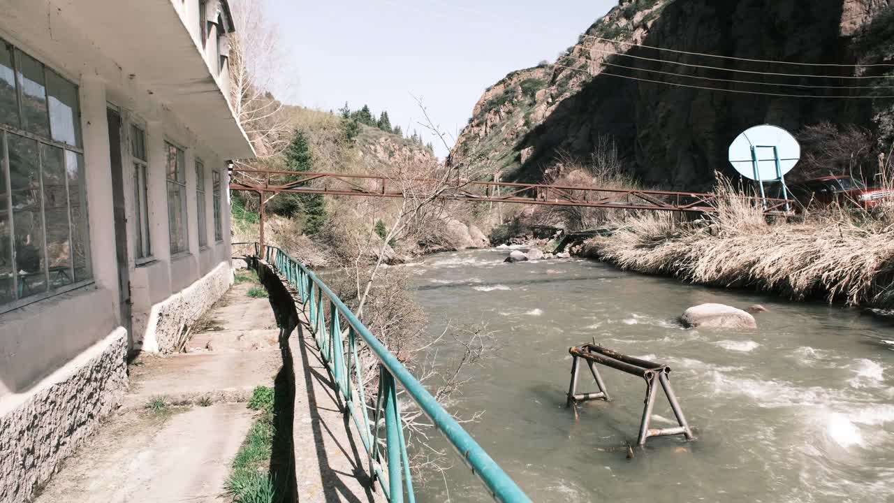 在山河上废弃的旧旅馆附近视频下载