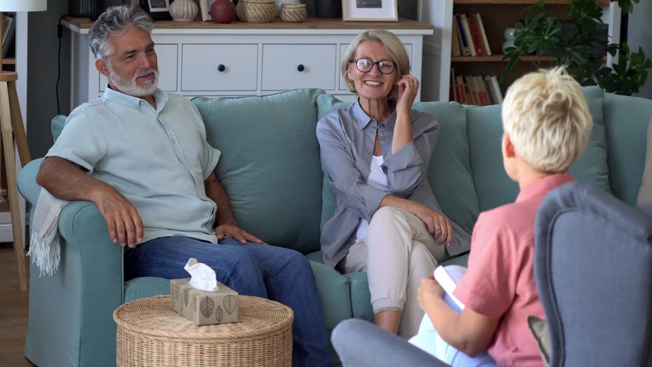 一对老年夫妇正在和一位女心理学家讨论他们的问题视频素材