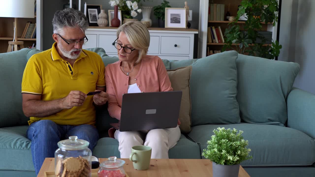 一对老年夫妇在网上用信用卡付款视频下载