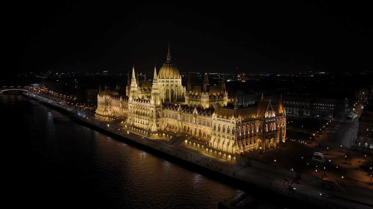 夜景匈牙利议会大厦，夜景匈牙利议会大厦，世界上最著名的议会大厦，布达佩斯议会大厦鸟瞰图视频下载