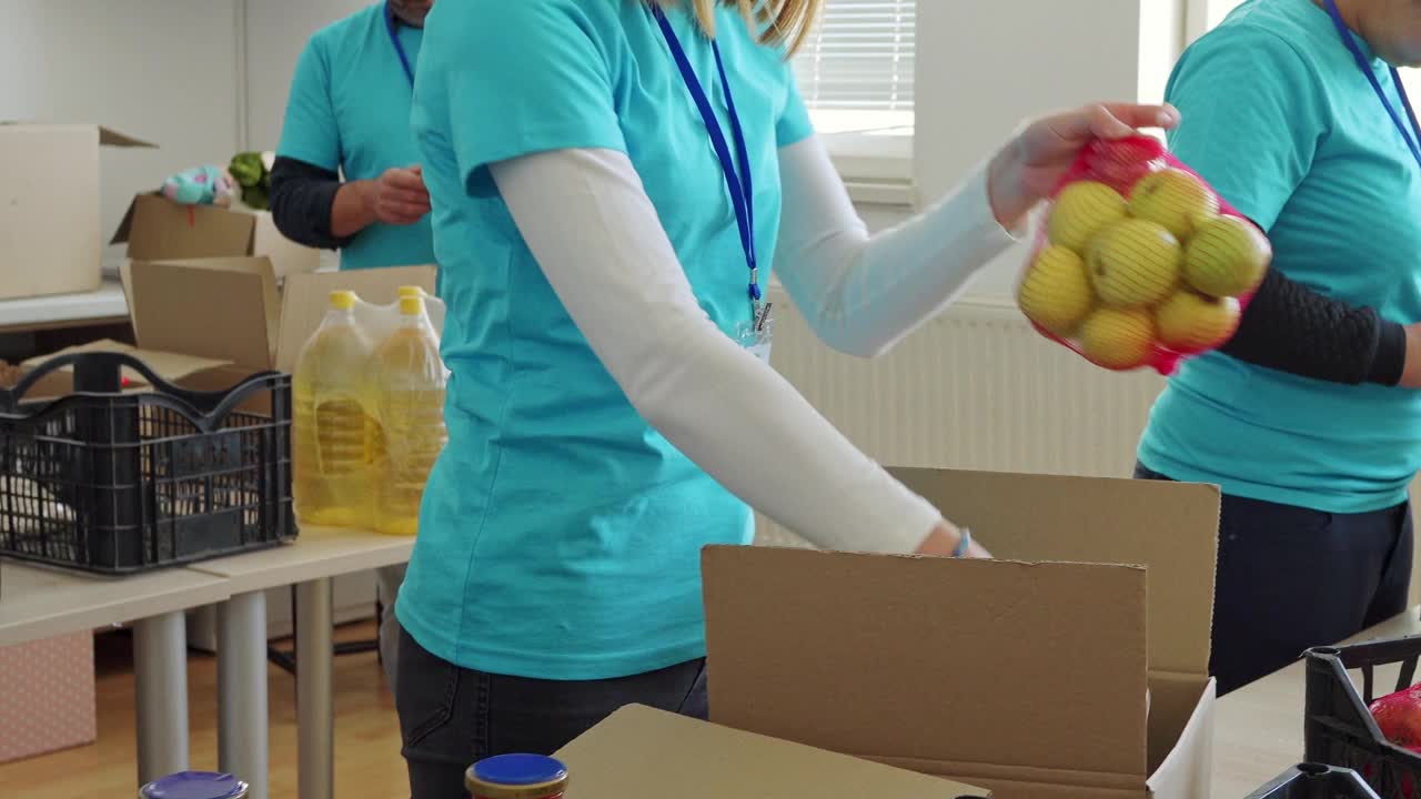 慈善志愿者拿着一袋苹果视频下载