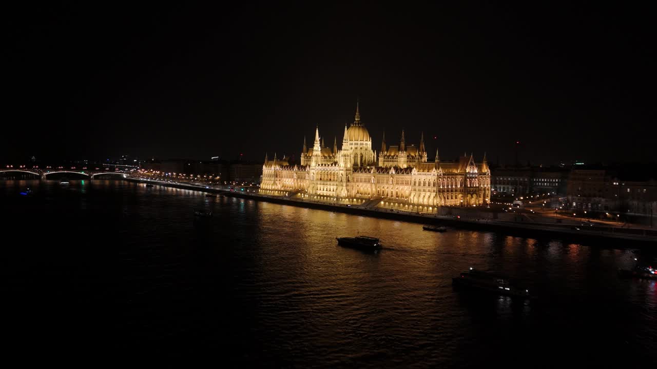 夜景匈牙利议会大厦，夜景匈牙利议会大厦，世界上最著名的议会大厦，布达佩斯议会大厦鸟瞰图视频下载