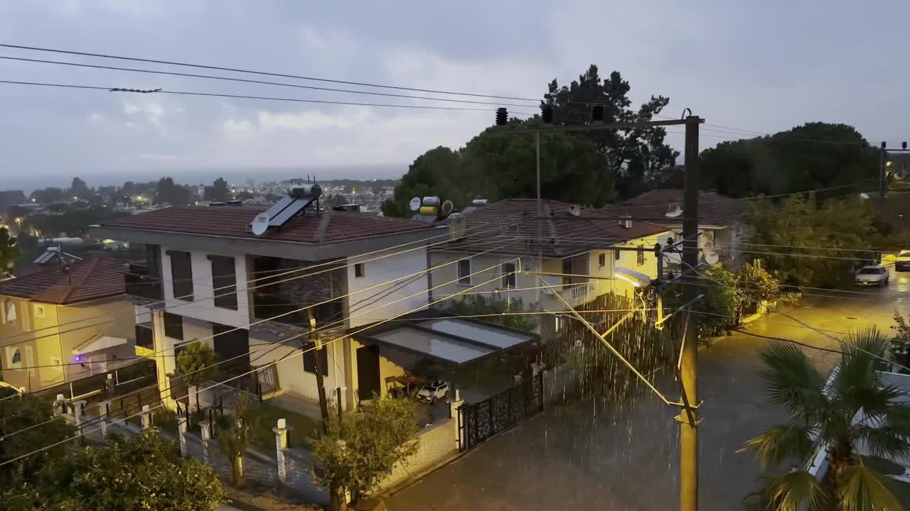 大雨在灰尘4K股票视频的房子视频下载