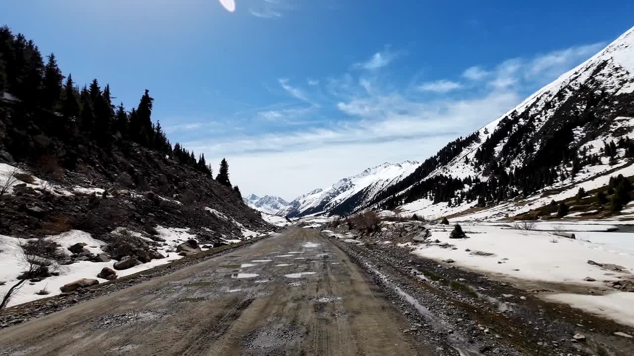 前进的路在遥远的山区在春天视频下载