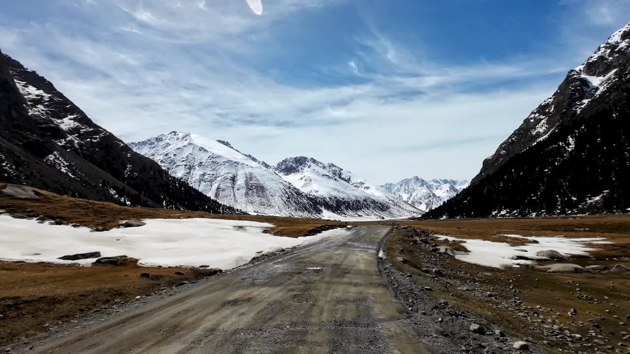 寒冷的天山峡泥泞的山路视频下载