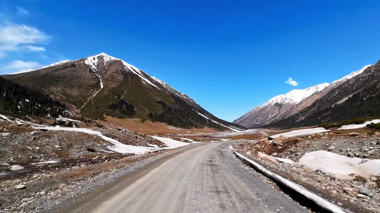 吉尔吉斯斯坦图尔根-阿克苏峡谷蜿蜒的道路视频下载