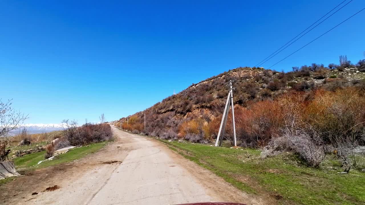 中亚山区损坏的乡村道路视频下载