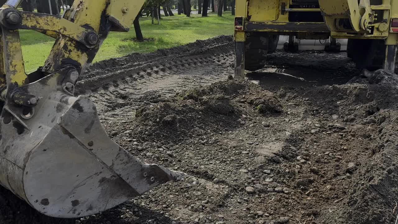 近距离挖掘工作的道路股票视频视频下载